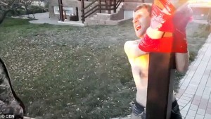 خلافکار موادفروش زیر شلاق سیم برق جان باخت+تصاویر 