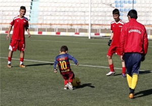 دعوت مسی از کودک افغان برای سفر به اسپانیا و بازدید از باشگاه بارسلونا 