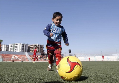 دعوت مسی از کودک افغان برای سفر به اسپانیا و بازدید از باشگاه بارسلونا