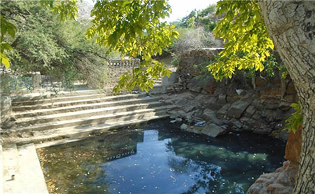 تالاب عجیب 700 ساله با آب مقدس + تصاویر