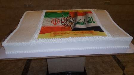 جشن انقلاب در کاظمین با کیک منقش به نام امام حسین(ع) و پرچم های ایران و عراق