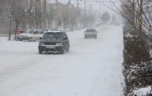 امداد رسانی به سرنشینان خودروهای گرفتار در برف راههای نیر