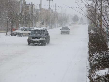 امداد رسانی به سرنشینان خودروهای گرفتار در برف راههای نیر