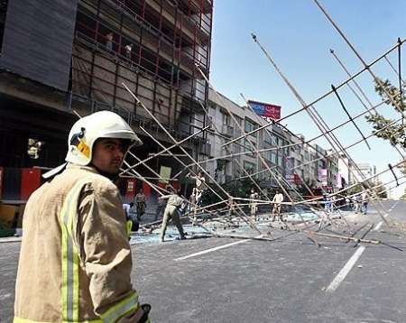 بسته شدن یک خیابان بر اثر وزش باد و سقوط داربست در مشهد