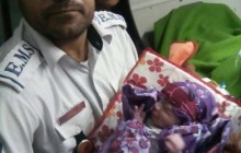یک نوزاد عجول داخل آمبولانس اورژانس 115ایرانشهر به دنیا آمد