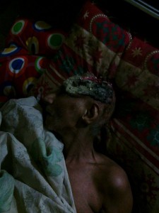 بوی تعفن شدید مانع امداد رسانی اورژانس + تصاویر (18+)