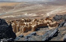 کوه خواجه سیستان در میانه هامون چشم انتظار گردشگران نوروزی