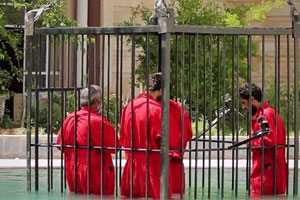 اعدام زجر آور 7 عراقی در قفس