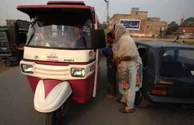 تاکسی زنان در پاکستان+عکس