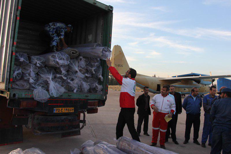 محموله هلال احمر همدان با 64 کامیون به مناطق آسیب دیده کرمانشاه ارسال شد