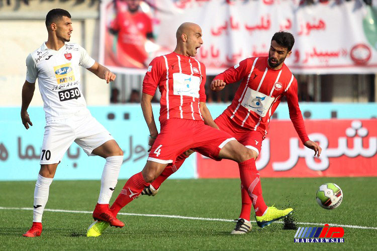 حاشیه های دیدار پرسپولیس و سپیدرود رشت؛  حراج پیراهن علیرضا جهانبخش و سلفی با برانکو در رشت