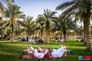 نشستن زنان و مردان در کنار هم در پارکی در ریاض