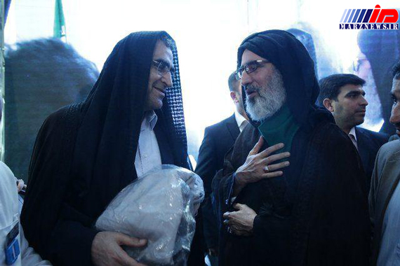 هدیه لباس عربی به وزیر بهداشت در خوزستان (+عکس)