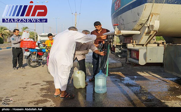 بندر خرمشهر، آب شرب رایگان میان مردم توزیع می کند