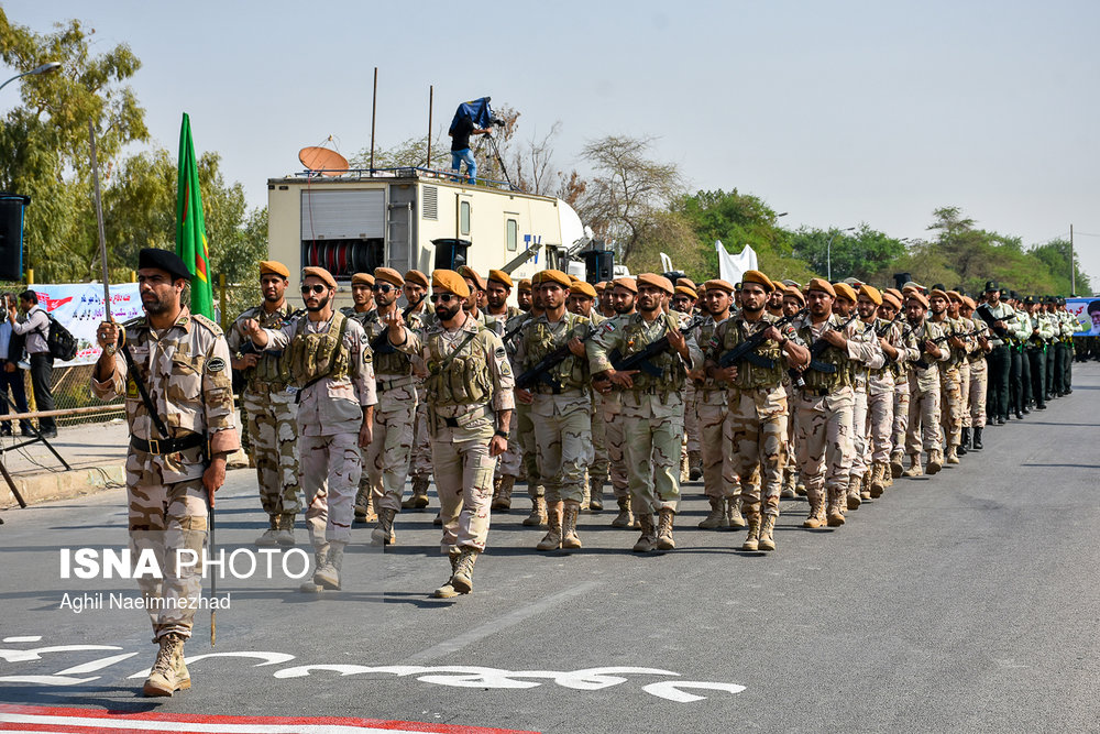 رژه نیروهای مسلح در آبادان برگزار شد