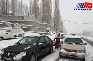 بارش برف و تگرگ جاده های مازندران را لغزنده کرد