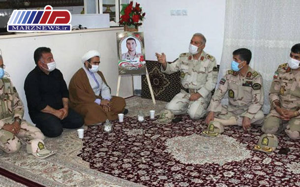 دیدار جانشین فرماندهی مرزبانی ناجا با خانواده شهید رامین سروی در شهرستان مرزی اصلاندوز