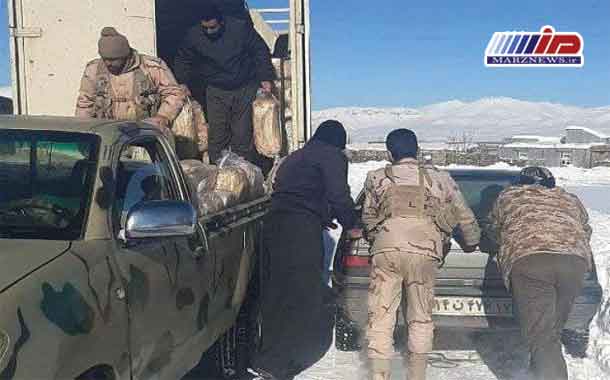 در روزهای برفی مرزبانان آذربایجان غربی به یاری مردم شتافتند