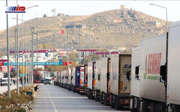 صف طولانی ورود کامیون‌ها از گمرک گوربولاغ ترکیه به سمت ایران
