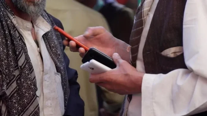 استخبارات طالبان در جست‌وجوی اطلاعات مخالفان؛ بازرسی تلفن مهاجران در مرز هرات
